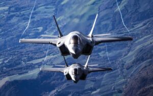 Винищувач F-35 поряд із російською зенітною системою С-400