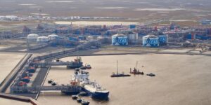 Завод «Ямал СПГ» із резервуарами зберігання скрапленого природного газу в західній Арктиці