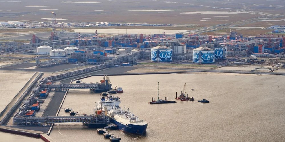 Завод «Ямал СПГ» із резервуарами зберігання скрапленого природного газу в західній Арктиці