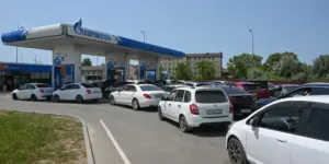 Черга на заправку в російському місті Анапа, 8 липня 2026 року