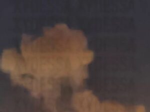 Пошкоджений триповерховий житловий будинок в Одесі після російського ракетного удару ввечері 16 липня