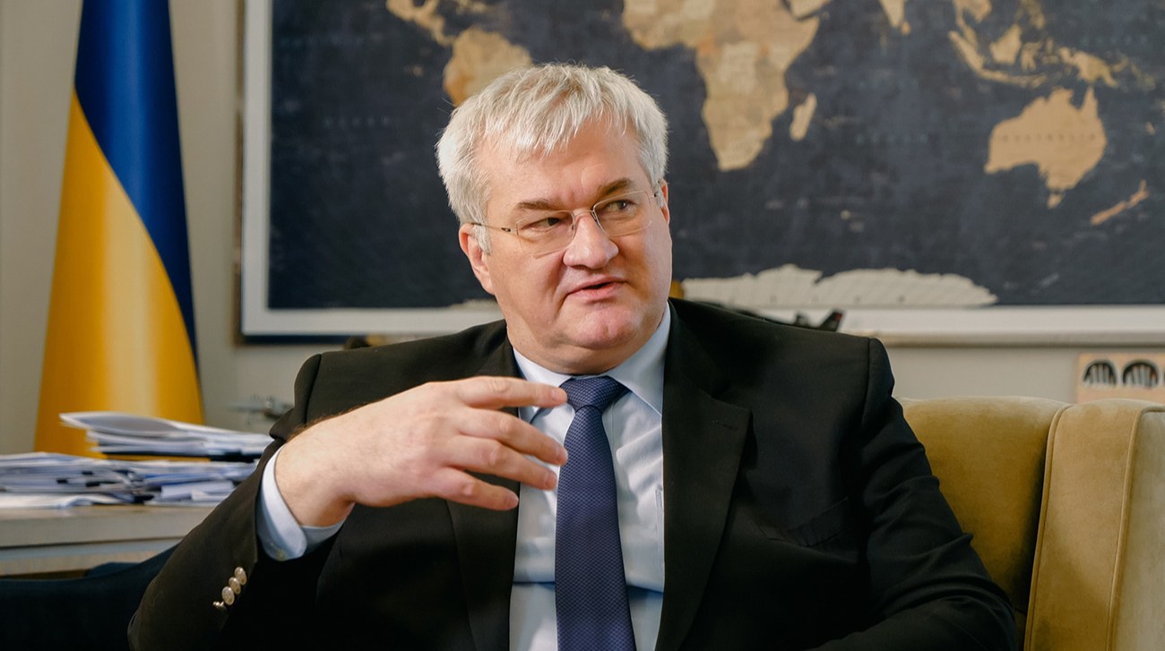 Андрій Сибіга біля будівлі МЗС України на тлі наслідків масованого удару по Києву