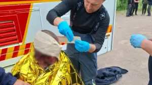 Лікарі надають першу медичну допомогу постраждалому внаслідок російської атаки на агропідприємство у Житомирській області, 30