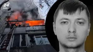 Рятувальники деблоковують тіло загиблого з-під завалів будинку у Львові після ракетного удару 30 липня.
