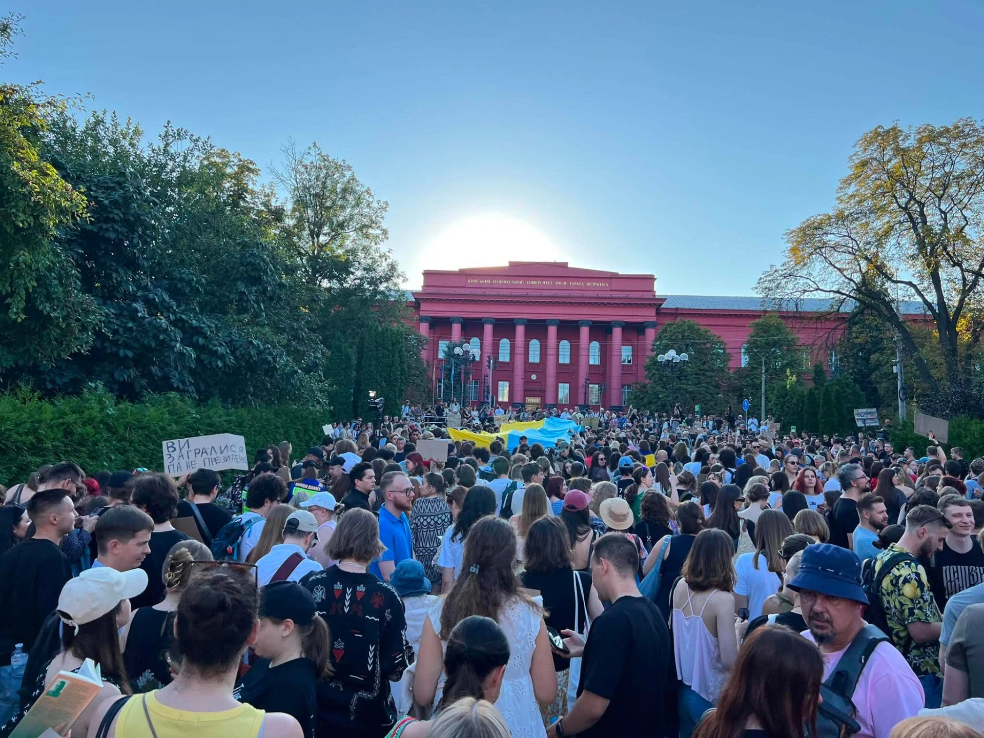 Колона протестувальників із жовто-блакитними прапорами та банером «Федоров МО» під час ходи в Києві 31 липня