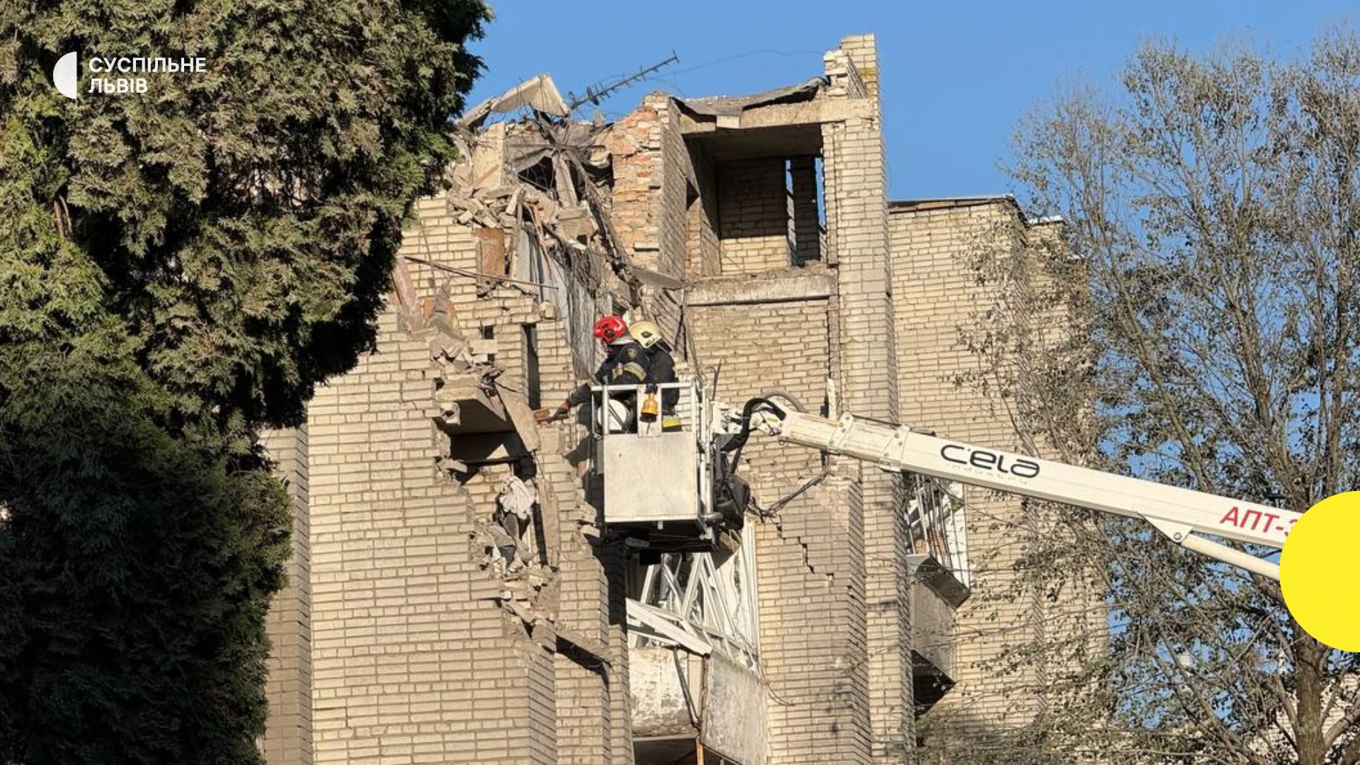 Рятувальники на місці ракетного удару по житловому будинку на вул. Патона у Львові 31 липня 2026 року