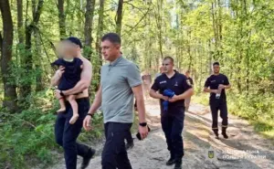 Рятувальники та поліціянти в лісовому масиві під час пошуку зниклого хлопчика на Житомирщині