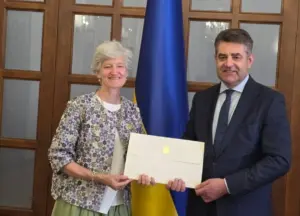 Зустріч заступника міністра закордонних справ Євгена Перебийноса з посолкою Канади Тамарою Мовгінні під час передачі копій