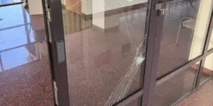 Вирва та пошкоджені двері будівлі посольства Литовської Республіки в Києві після нічної атаки 1 серпня 2026 року