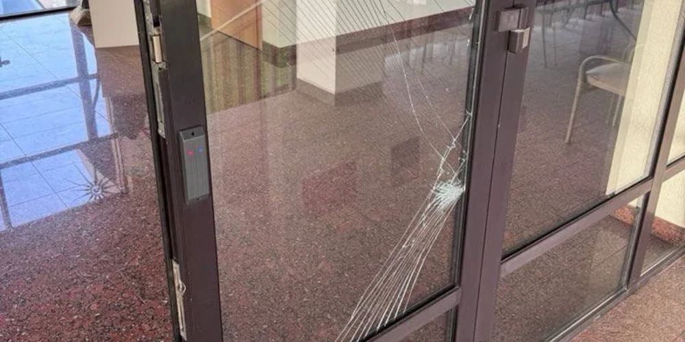 Вирва та пошкоджені двері будівлі посольства Литовської Республіки в Києві після нічної атаки 1 серпня 2026 року