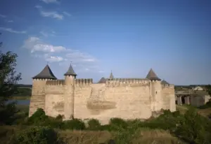 Кам'яний мур Хотинської фортеці з відпалими зубцями верхньої частини стіни