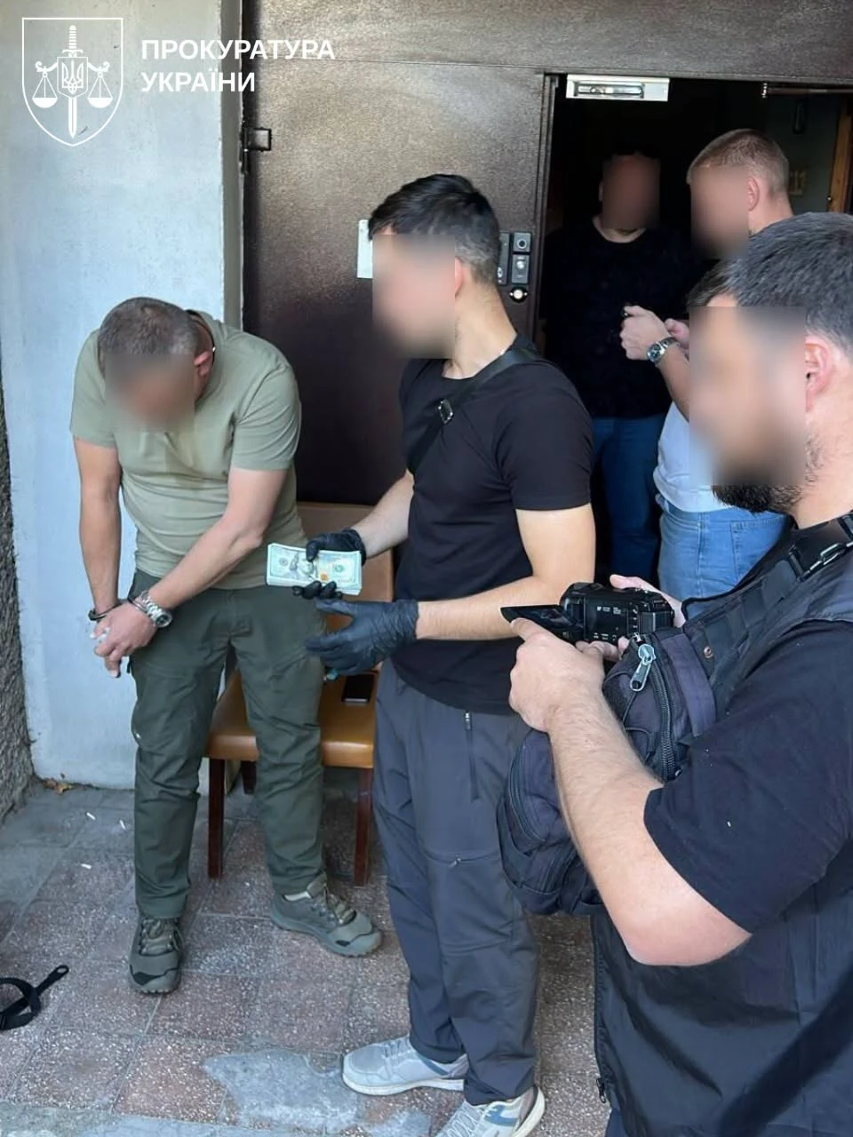 Затриманий начальник Миколаївського обласного ТЦК та виявлена готівка (фото Офісу Генерального прокурора)