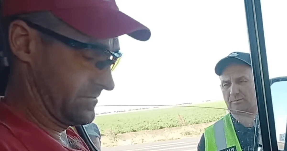 Скриншот відео з блокпоста поблизу Шевченкового, де затримали водія евакуаційної машини Товариства Червоного Хреста