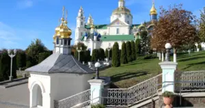 Українські рятувальники на місці удару по Успенському собору Києво-Печерської Лаври