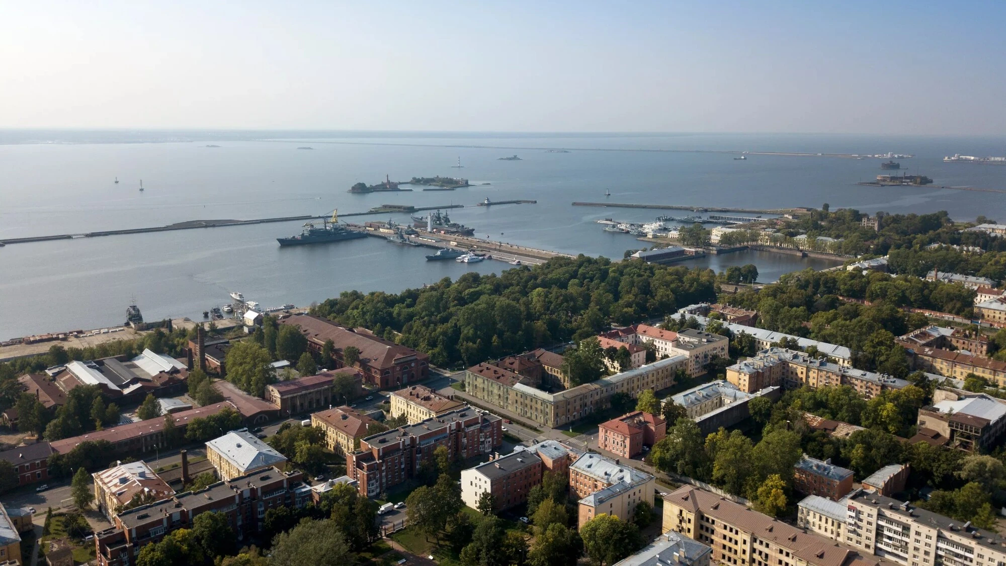 Порівняння супутникового знімка ракетної батареї біля Кронштадта від Planet Labs PBC і відредагованого зображення Яндекса з