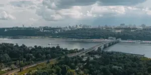 КМДА: на мосту Метро в Києві обмежили рух крайньою правою смугою