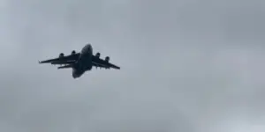 Військово-транспортний літак ВПС США Boeing C-17 Globemaster III у московському аеропорту Внуково