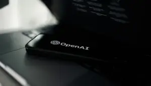Логотип OpenAI на тлі цифрових елементів штучного інтелекту
