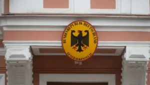 Будівля на Фурштатській вулиці у Санкт-Петербурзі без прапора, герба та інших символів ФРН