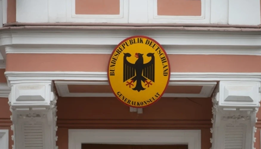 Будівля на Фурштатській вулиці у Санкт-Петербурзі без прапора, герба та інших символів ФРН