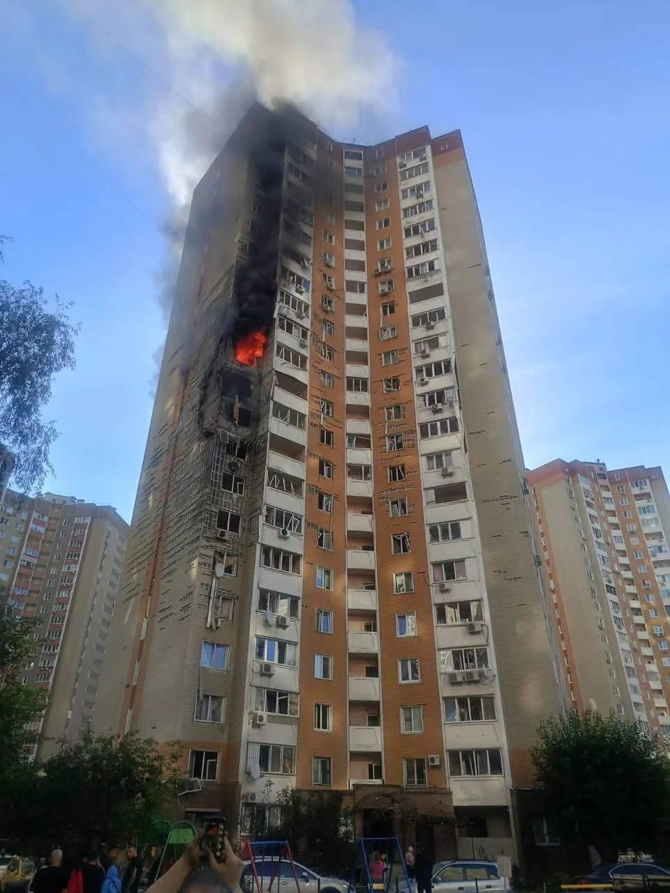 Пошкоджений 24-поверховий будинок у Дарницькому районі Києва, загоряння на 12 поверсі після влучання БпЛА, робота