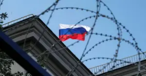 Прапор ЄС поряд із символікою санкційного списку