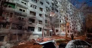 Пошкоджений багатоквартирний житловий будинок у Салтівському районі Харкова зі зруйнованими другим і третім поверхами