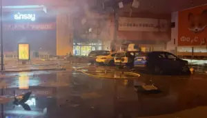 Пошкоджена будівля та пожежа у ТРЦ «Мануфактура» в Сумах після удару БпЛА