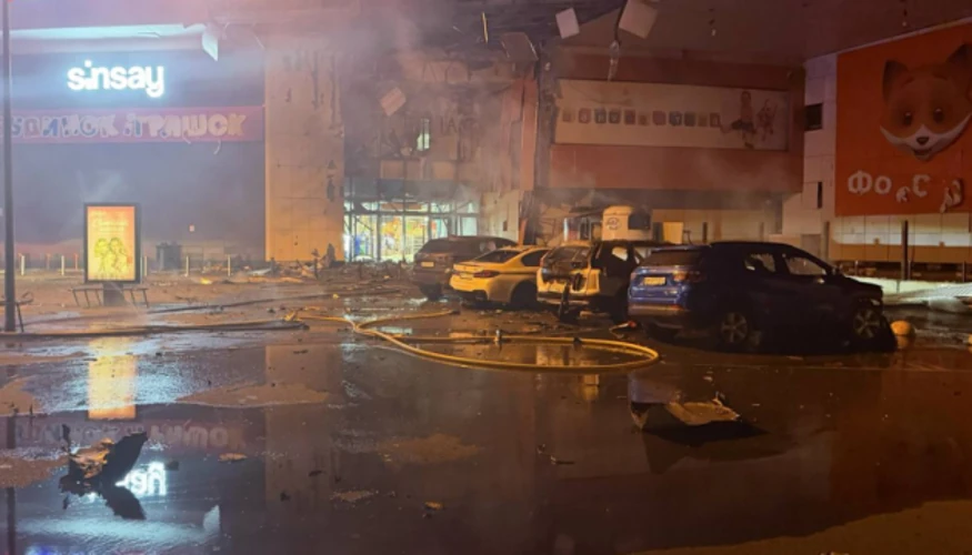 Пошкоджена будівля та пожежа у ТРЦ «Мануфактура» в Сумах після удару БпЛА