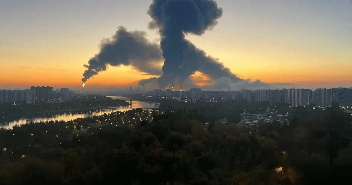 Наслідки пожежі на Московському НПЗ у районі Капотня після атаки безпілотників та дим над Москвою