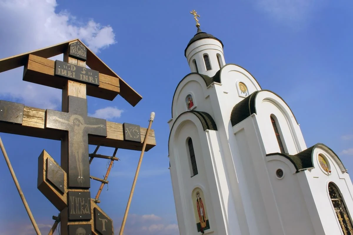 Софійський собор у Новгороді, збудований за велінням князя Володимира Ярославича, та ілюстрації до народних традицій дня