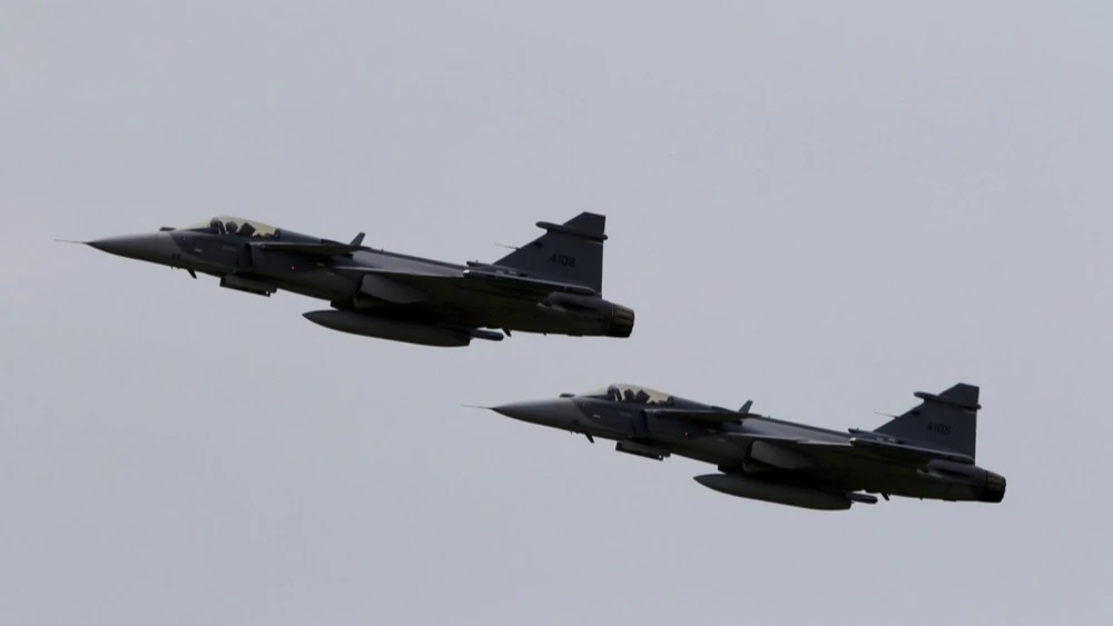Винищувач Gripen на злітній смузі (ілюстративне фоно зі стратегічного архіву, позначення джерела STR / EPA – LIGA.net; фото