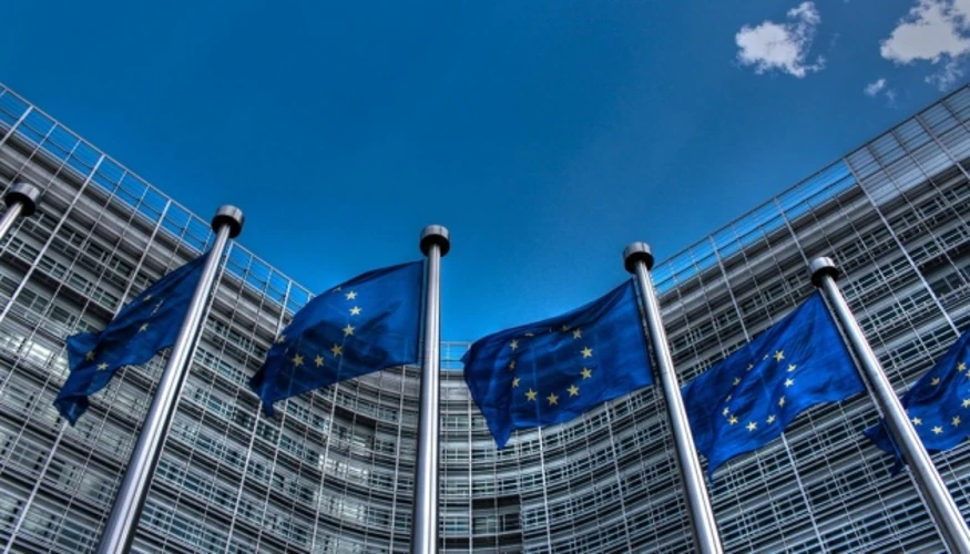 Будівля Єврокомісії у Брюсселі на тлі прапора ЄС