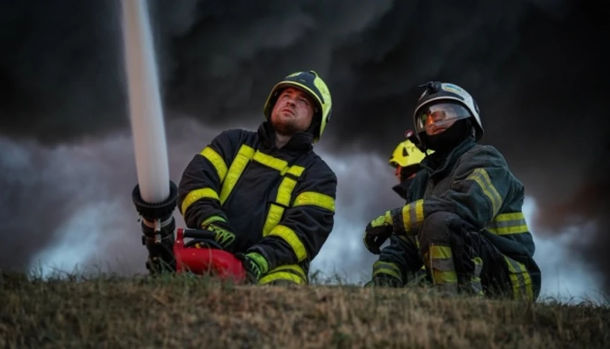 Загоряння даху ТРЦ «Адреналін Сіті» у Луцьку після удару «Шахеда» 13 жовтня (фото ДСНС)