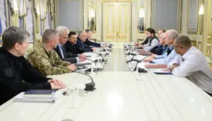 Президент України Володимир Зеленський та делегація сенаторів США під час зустрічі у Києві