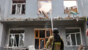 Наслідки падіння уламків російського БпЛА на територію навчального закладу в центрі Рівного