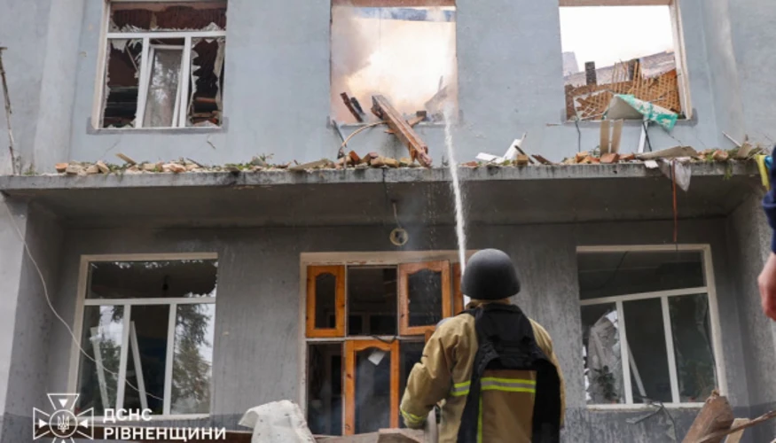 Наслідки падіння уламків російського БпЛА на територію навчального закладу в центрі Рівного