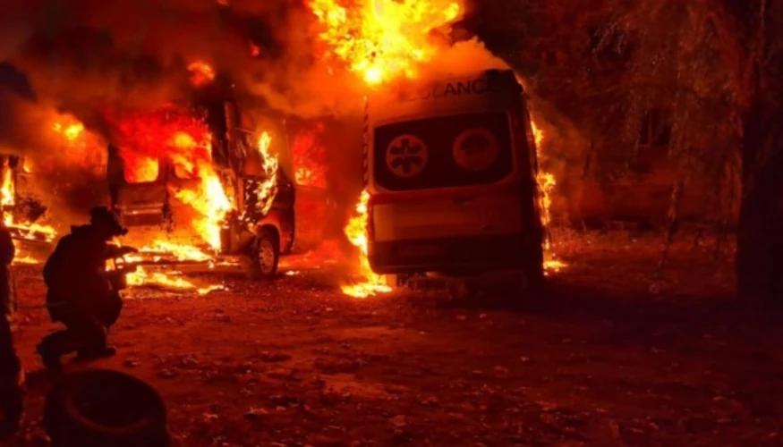 Наслідки ударів FPV-дронів по автомобілях швидкої допомоги та житловій багатоповерхівці у Краматорську (фото Донецької