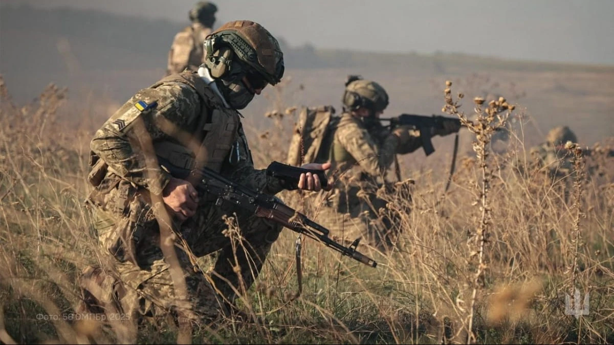 Ілюстративне фото українських військових на позиціях та матеріали аудіоперехоплень як докази воєнного злочину