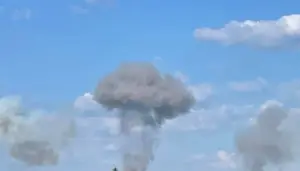 Місце падіння уламків біля АЗС у Дарницькому районі Києва